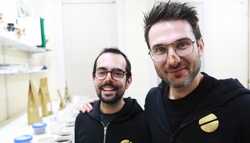 Mannen Met Een Neus Voor Koffie